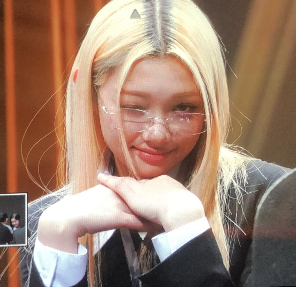 gehleesource's tweet photo. gehlee in specs 😭 https://t.co/mJEhK9xvGi