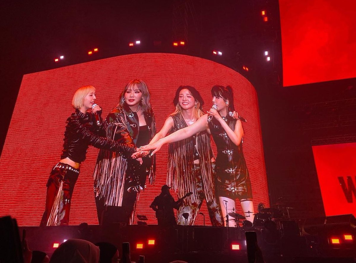 royalparkbom's tweet photo. this looks straight outta of Coachella https://t.co/smVjRs0pOl