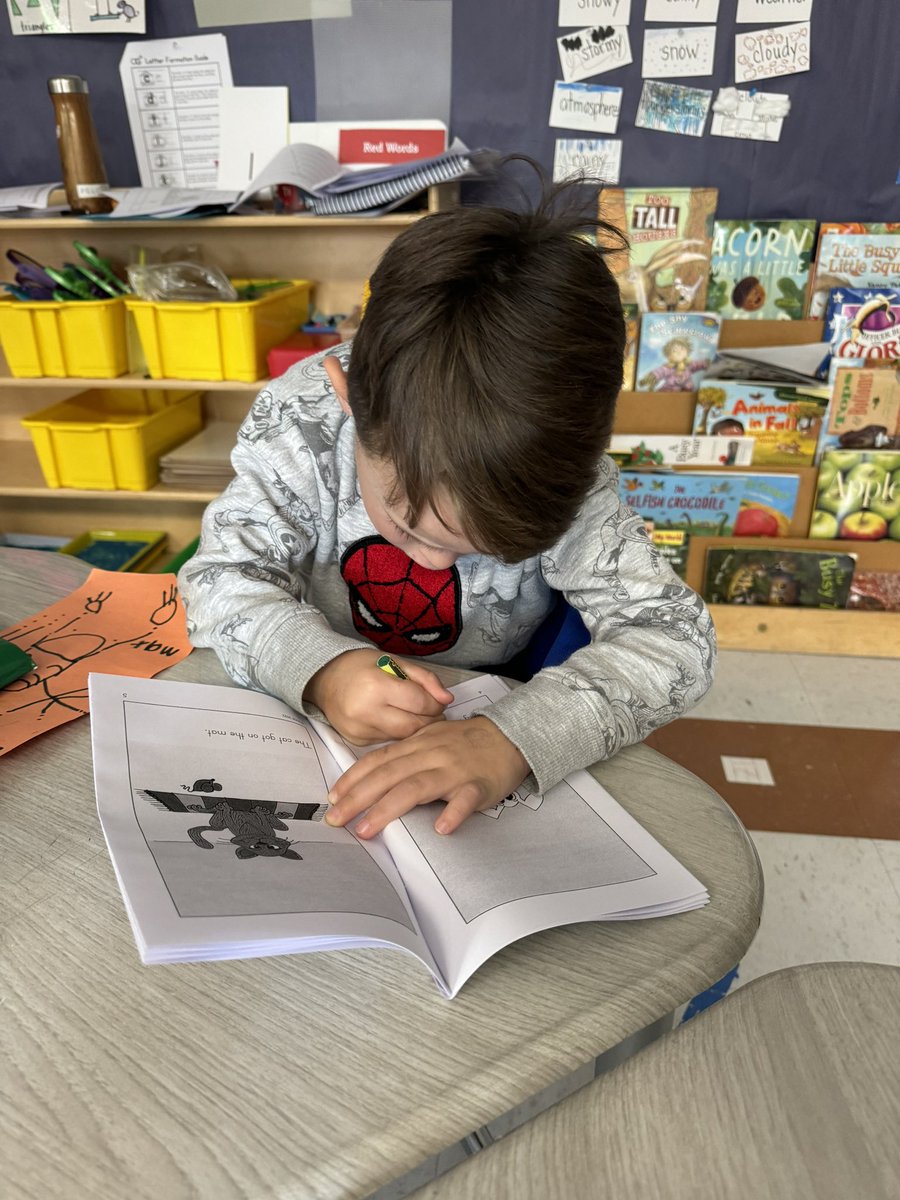 mrsdeltinsclass's tweet photo. Underlining our letter of the week! #fhleads https://t.co/bHsrRIiZAp