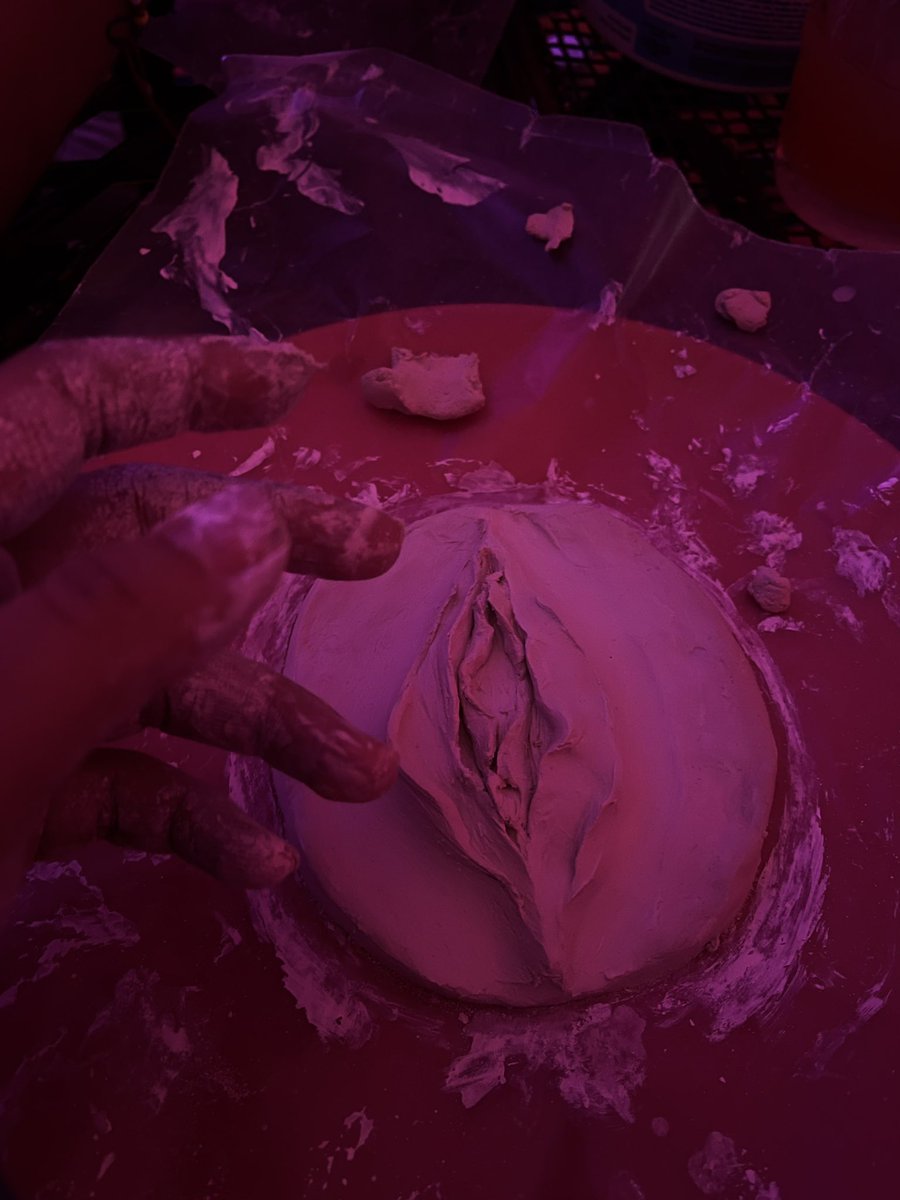 melaniemmorenoo's tweet photo. first time working w/clay look what I made https://t.co/Tr2E4lKvHg