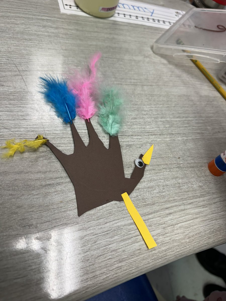 mrsdeltinsclass's tweet photo. Creating turkeys with our buddies! #fhleads https://t.co/AYomJUprNq