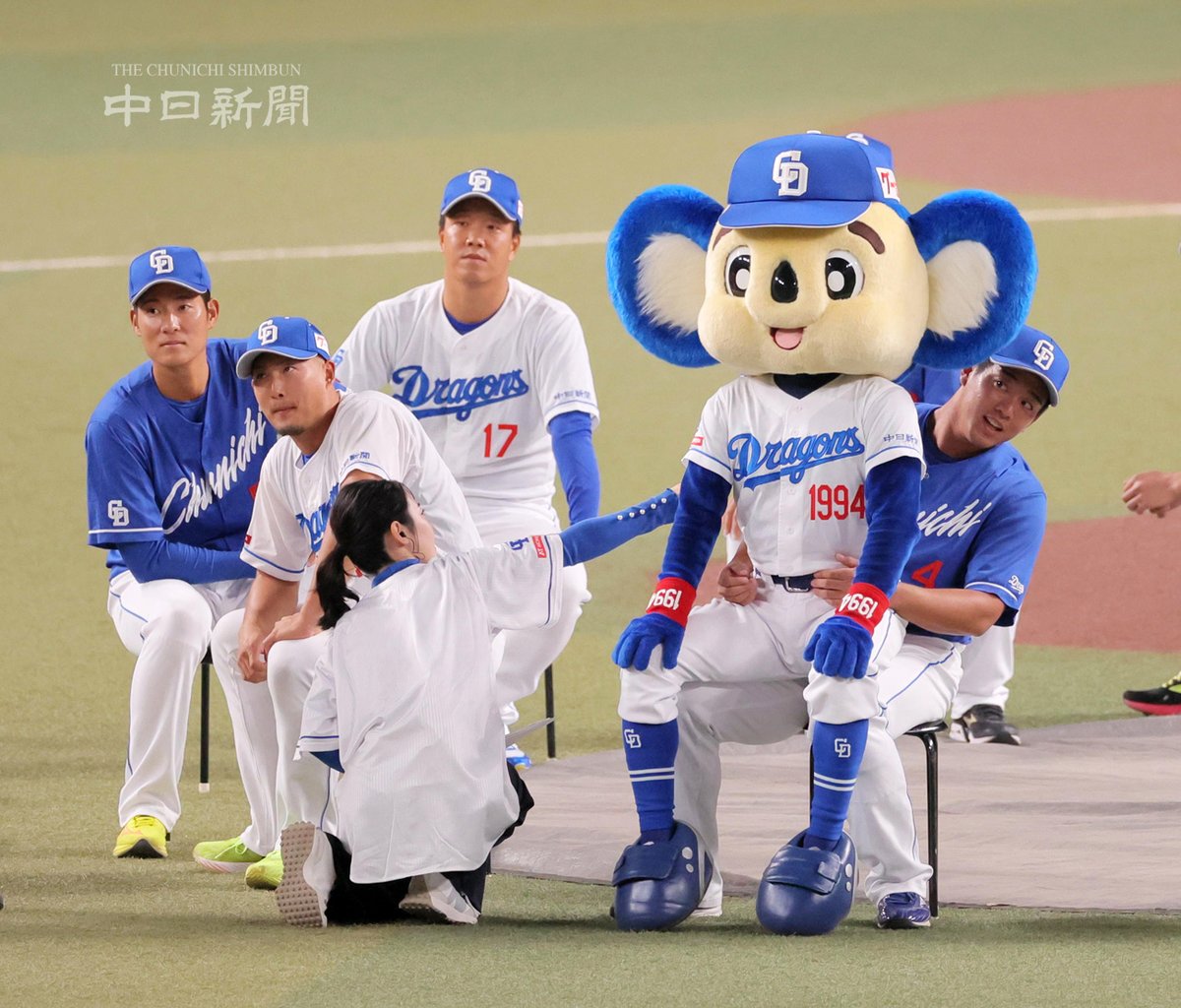 chunichiphoto's tweet photo. 【ドラゴンズ】いす取りゲームで鵜飼選手のひざの上に座るドアラ #鵜飼航丞 #中日新聞 #中日スポーツ https://t.co/xDWTZQtzc9