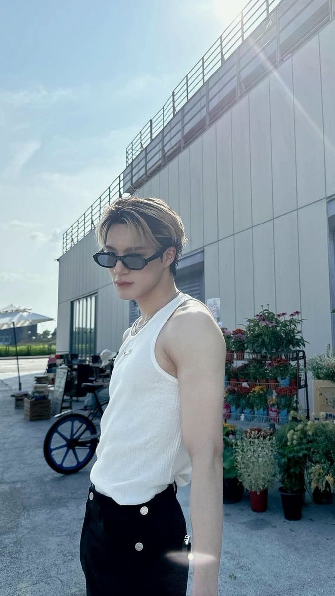 gue rasa siang ini mataharinya ada 6 alias panas banget.
stay hydrated, guys.