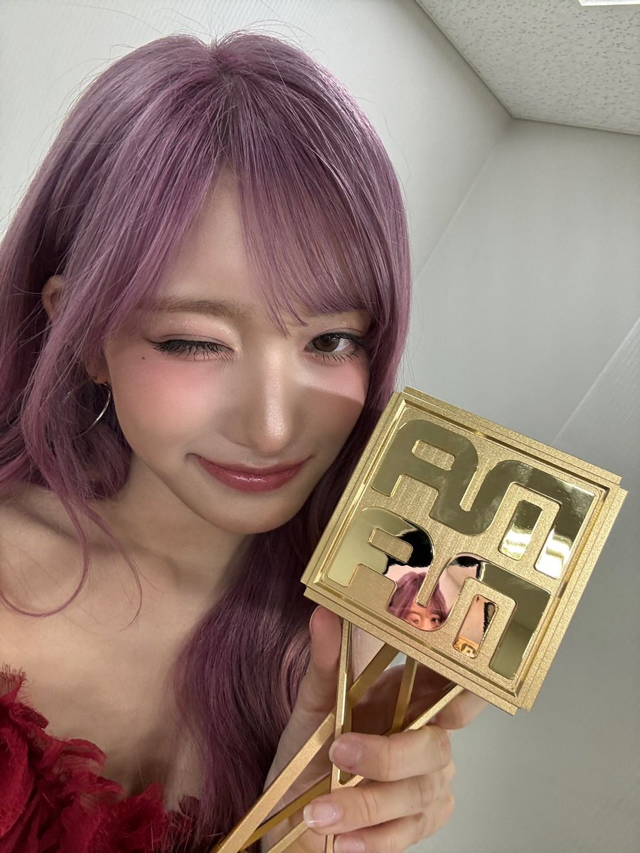 IVE_twt's tweet photo. 소중한 상 선물해줘서 고마워여🪽앞으로도 행복하장💜

#IVE #아이브 #LEESEO #이서 https://t.co/7TJMGUpLDr