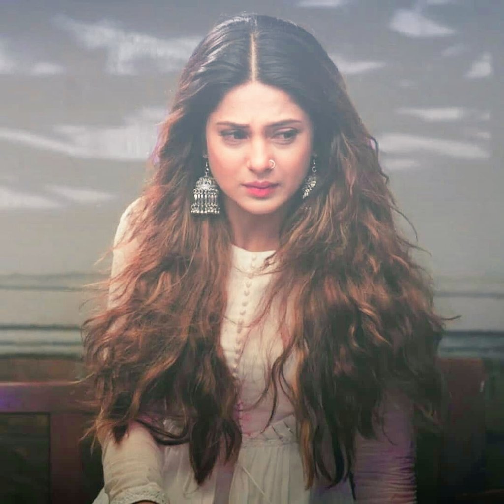 यूं न रूठ कर रोया करो मेरी जान 
तुम्हे भी देख कर कोई जीता है

सब ठीक कर दूंगा , 
ये झूठी वादे तो भी नहीं करना चाहता 

पर इतना जरूर कहूंगा कि अब तुम मेरी हो अब तुम्हारे आंखों में आंसु नहीं देख सकता।