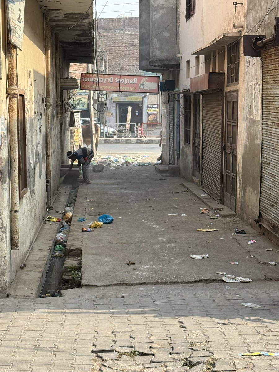 MonuMahant13's tweet photo. पता नहीं कब सुधार होगा   थक चुका हूँ बोल बोल कर  परंतु किसी भी करमचारी के कान में जू ना रिंगी   किस बात के हम पर्ची कटवाते हैं जब किसी ने हमारी सुननी ही नहीं   आपसे अनुरोध हैं कि इसका समाधान करवाओ  Ward no. 10 Old post office nand  colony no. 1   Contant-Monu Mahant 
9729810407 https://t.co/SIA6XH7N10