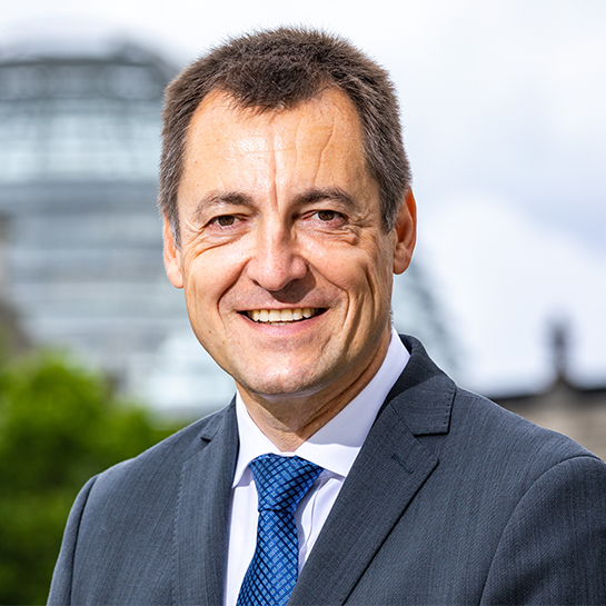 FdpAktiv's tweet photo. (Berlin, 22.11.2024) Der Freistaat Sachsen steht vor einem finanziellen Defizit von bis zu vier Milliarden Euro im Doppelhaushalt 2025/2026. #Defizit #FDPBundestag #FDPSachsen #Stellenabbau #TorstenHerbst
https://t.co/8nwktxHdT8 https://t.co/rp0002LO0f