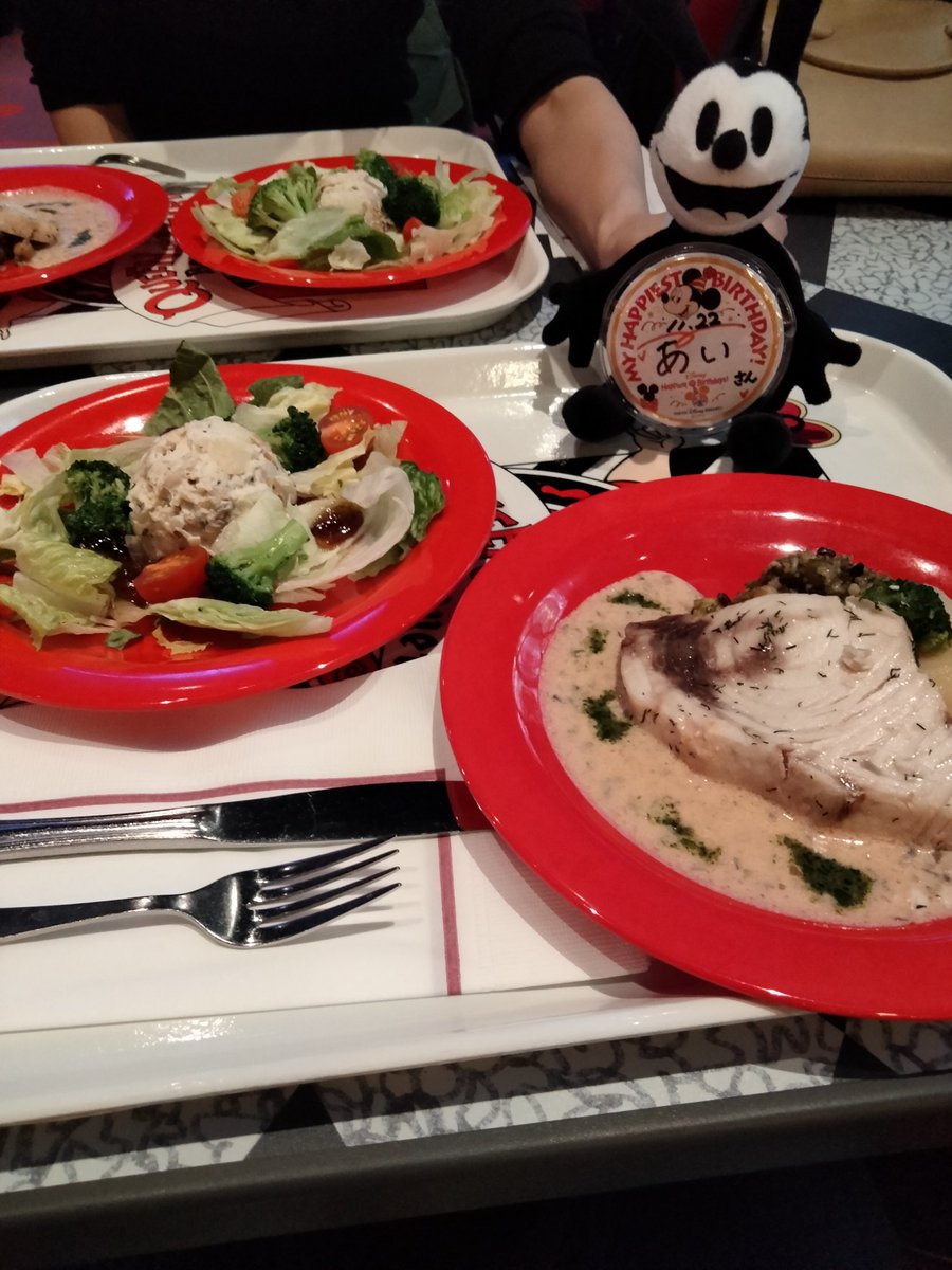 H2741_sp's tweet photo. 朝から飲んで遊んでテンション上がりまくりの最高の1日だった！
憧れの誕生日ディズニーを叶えてくれてありがとう♬ https://t.co/wPdVA2QNCA