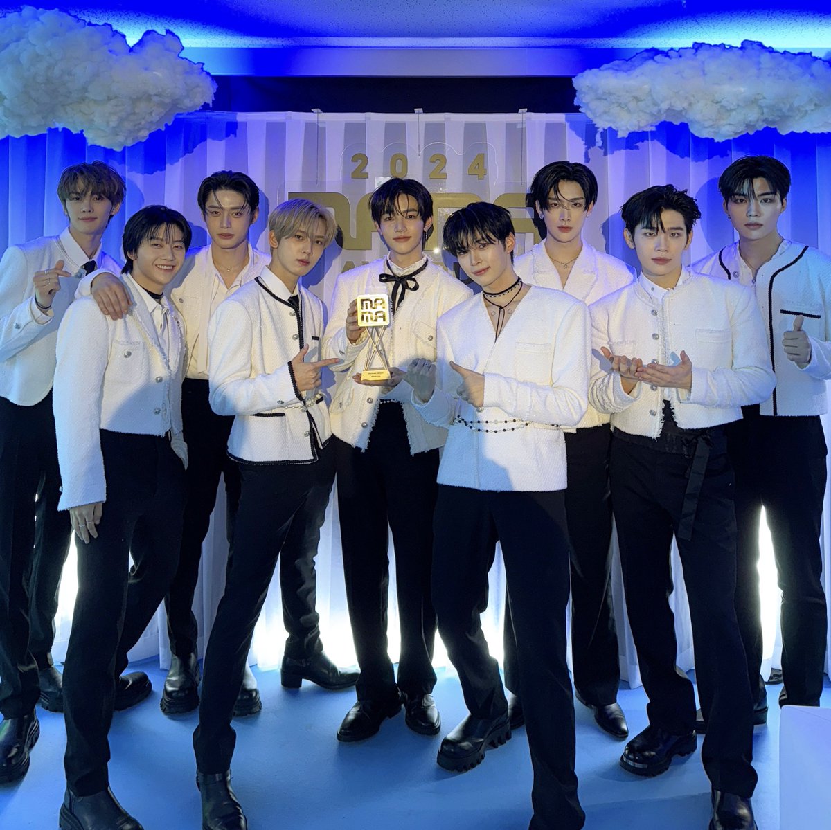 ZB1_official's tweet photo. _𝗭𝗘𝗥𝗢𝗙𝗢𝗖𝗨𝗦

🏆CJ GLOBAL PERFORMANCE

언제 어디서나 함께 즐길 수 있는
음악과 퍼포먼스로 제로즈들 행복하게 해줄게요💙

고마워요 제로즈🌹

#ZEROBASEONE #ZB1 #제로베이스원
#MAMAAWARDS
#2024MAMAAWARDS https://t.co/XQYPBQJzsQ