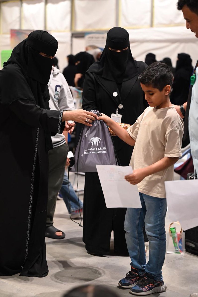 MedinaVolunteer's tweet photo. تزامناً مع #اليوم_العالمي_للطفل وبالتعاون مع  فرع هيئة حقوق الانسان بالمدينة  نفذت #وحدة_التطوع_الصحي بفرع الوزارة فعاليات اليوم العالمي للطفل بتقديم الخدمات الصحية الأساسية للطفل https://t.co/t3v3Vzapce