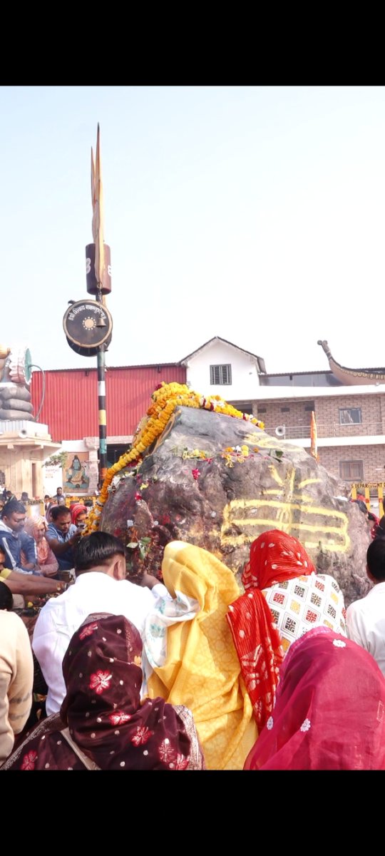 panditmishraji's tweet image. आज दिनांक 23-11-2024 शनिवार को कुबेरेश्वर धाम सीहोर के भव्य दर्शन
कुबेरेश्वर भंडारी आप सभी की मनोकामना पूरी करे
#kubereshwardhamsehore #kubereshwarmahadev #sihorewale 
#kubereshwardhamkeupay #pandit_pradeep_ji_mishra #aarti 
#Jyotirlinga #BhogAarti  #darshan