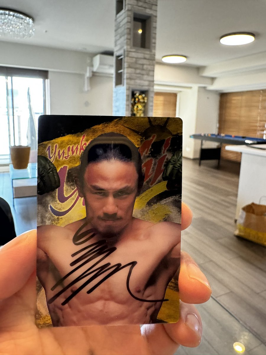 1_kouzi's tweet photo. 12月２日にRIZINウエハースが新しくなって発売されるみたいやから一足先に俺のサイン入れてプレゼント。

1発目は、矢地丸くん

［矢地丸くんは愛車がとにかくイケてる。町でたまたま会う。］

repost &amp;オモロいコメントでプレゼント。 https://t.co/rjmvmwHkTj