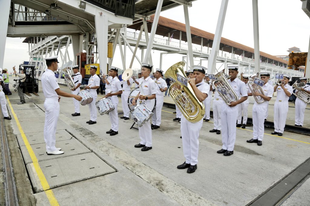 tldm_rasmi's tweet photo. Welcome, Abe!
Kapal Tentera Laut Amerika Syarikat, USS ABRAHAM LINCOLN (CVN-72) telah tiba di Port Klang Cruise Terminal untuk lawatan operasi, pagi tadi.
Ketibaan kapal disambut Pengarah Kanan Bah. Perancangan Pembangunan &amp; Kontigensi, Laksma Mohd Adzam bin Omar.
#NavyUpdate https://t.co/HGGgDNxct2