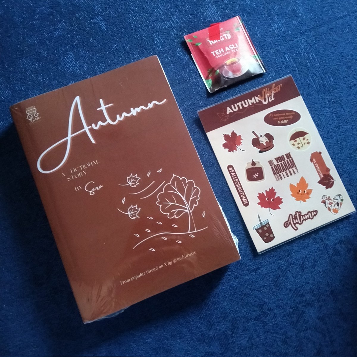 kyatzhrns's tweet photo. akhirnyaa buku yang ditunggu nyampe jugaa dan PAS bangett sama cuaca Bogor hari inii. mari kita baca 🍁🍂

#FallForAutumn - by @sushitrusts
@TandaArti https://t.co/bMuIM31bE8