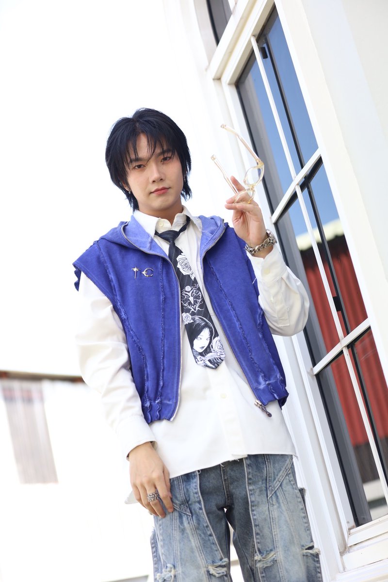 พ่อหนุ่มถือแว่น คนคูลลลล

LETS WALK TOGETHER WITH BUILD
#ADDA2024xBuild