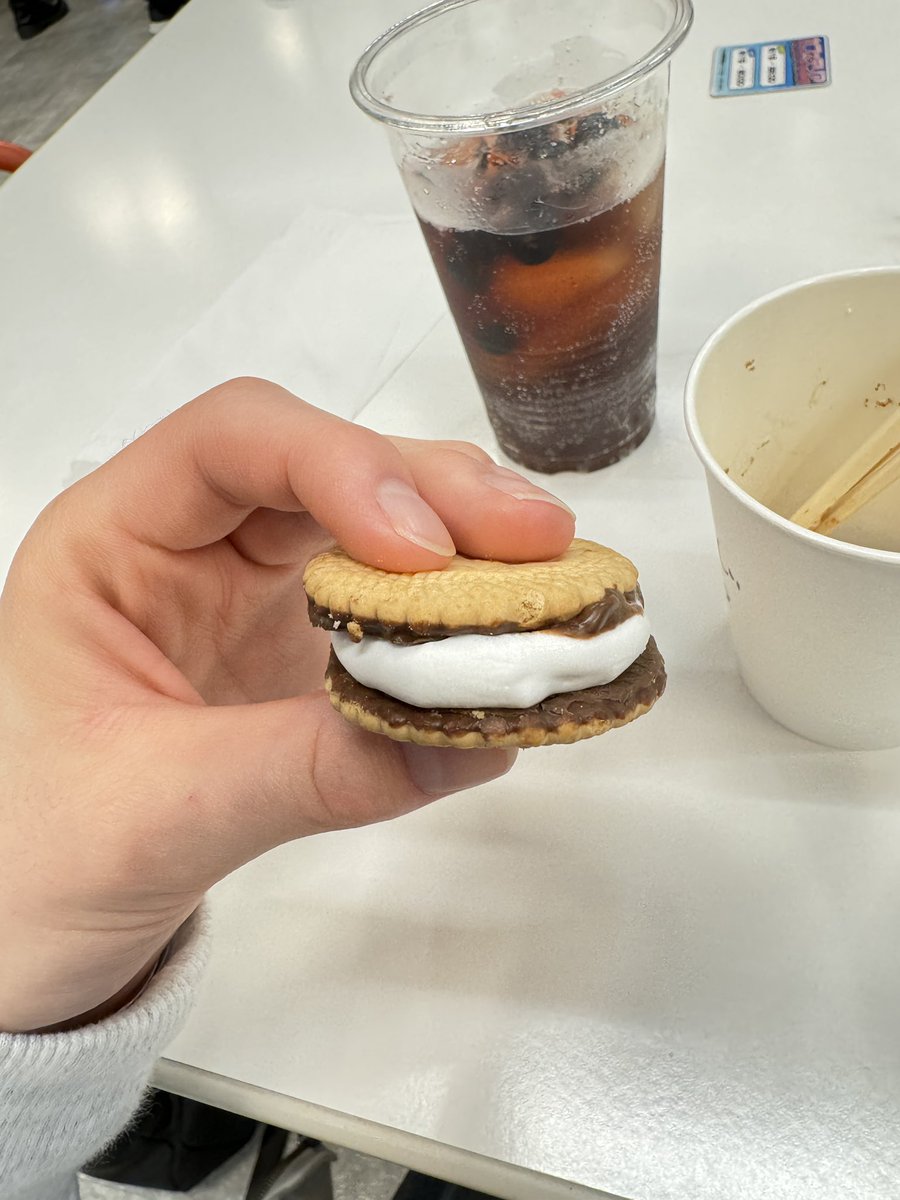 yuheiu_DHU's tweet photo. モクテルとスモアのセット美味しかったです！ありがとう！
ちなみに自分のモクテルはコーラ＋ピーチジュース+ブルーベリーにしました。
他にもいろんな組み合わせできるのでおすすめの店です。 https://t.co/udVcMlbh0X