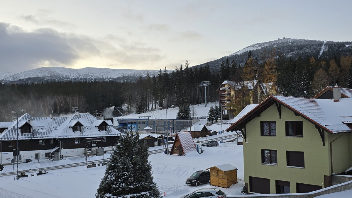 Karkonoski_PN's tweet photo. Na Szrenicy widocznej na porannym zdjęciu tej nocy mieliśmy -10.1 °C a na Śnieżce -11.7 °C (o 7:00 rano). https://t.co/ml6lKzL5jG