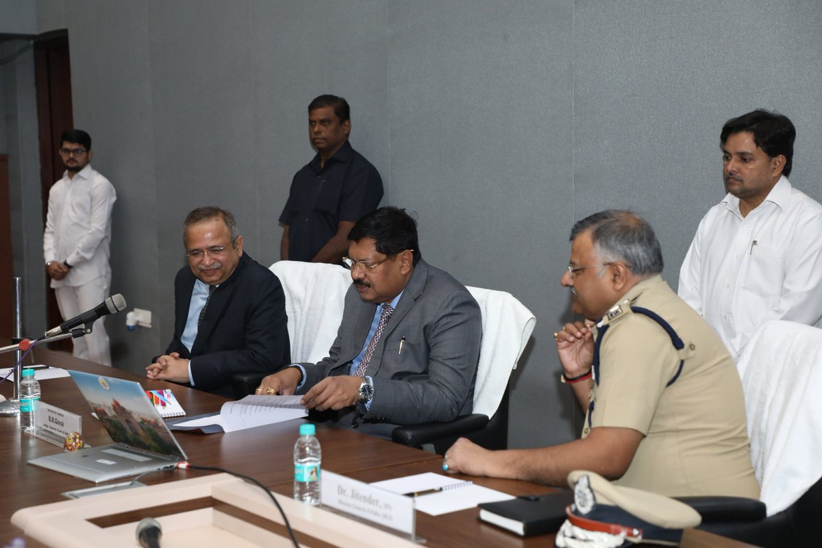TelanganaCOPs's tweet photo. తెలంగాణ స్టేట్ పోలీస్ జ్యూడీషియ‌ల్ అకాడ‌మీలో నేష‌న‌ల్ స‌ర్వీస్ అండ్ ట్రాకింగ్ ఆఫ్ ఎలక్ట్రానిక్ ప్రాసెస్ (NSTEP) ప్రారంభోత్స‌వం జ‌రిగింది. కార్య‌క్ర‌మంలో సుప్రీంకోర్టు న్యాయ‌మూర్తి జస్టిస్ బి.ఆర్. గవాయ్, హైకోర్టు ప్రధాన న్యాయమూర్తి అలోక్ ఆరాధే, డీజీపీ జితేందర్ గారు పాల్గొన్నారు. https://t.co/rS4rYKALN4