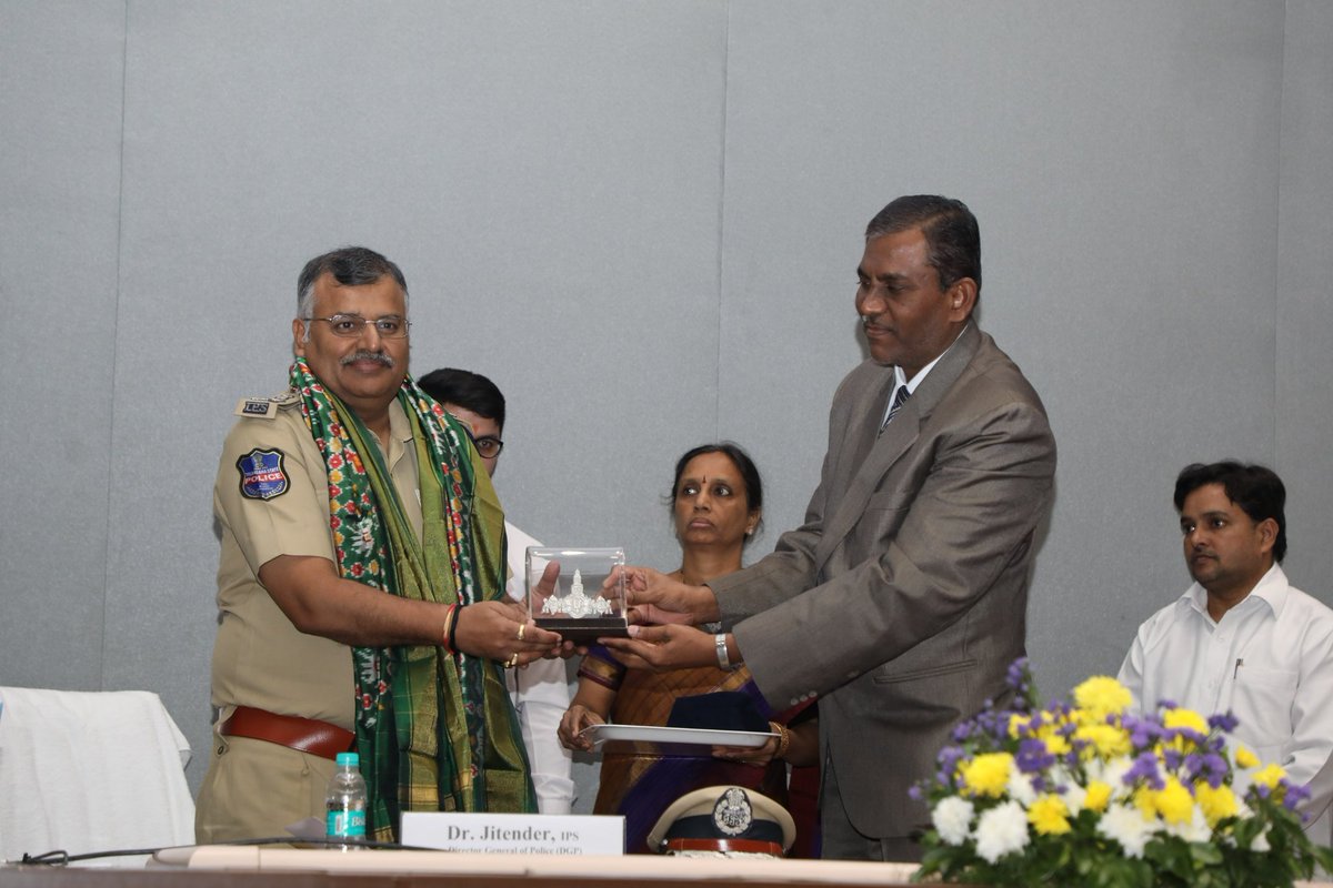 TelanganaCOPs's tweet photo. తెలంగాణ స్టేట్ పోలీస్ జ్యూడీషియ‌ల్ అకాడ‌మీలో నేష‌న‌ల్ స‌ర్వీస్ అండ్ ట్రాకింగ్ ఆఫ్ ఎలక్ట్రానిక్ ప్రాసెస్ (NSTEP) ప్రారంభోత్స‌వం జ‌రిగింది. కార్య‌క్ర‌మంలో సుప్రీంకోర్టు న్యాయ‌మూర్తి జస్టిస్ బి.ఆర్. గవాయ్, హైకోర్టు ప్రధాన న్యాయమూర్తి అలోక్ ఆరాధే, డీజీపీ జితేందర్ గారు పాల్గొన్నారు. https://t.co/rS4rYKALN4