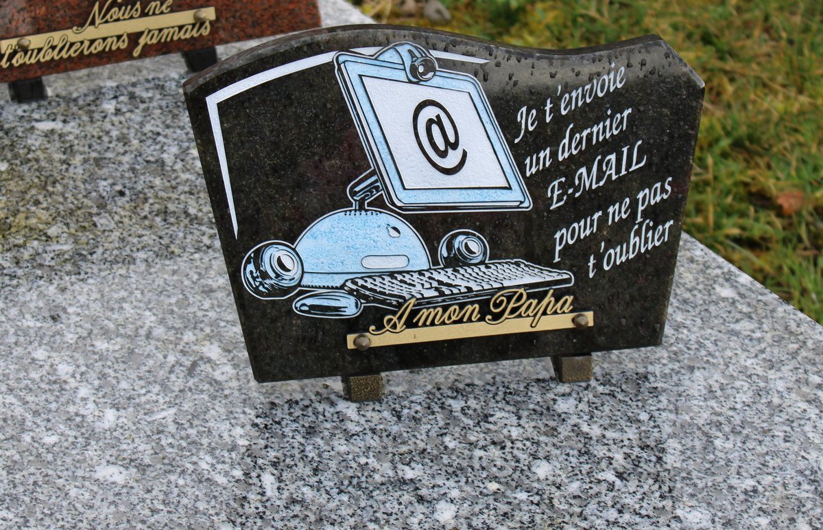 Restons connectés.  Cimetière de Tollaincourt (Vosges). #tombes