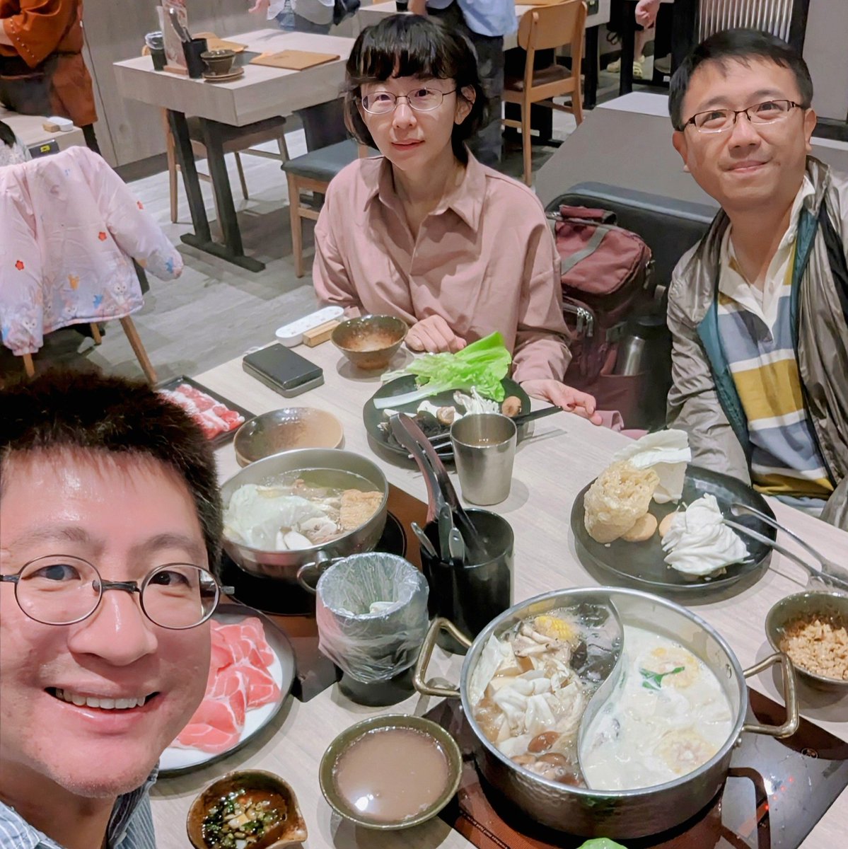 人生中留下來的朋友
　
跟Tim和Olive是在十年前在北京認識的朋友，其實人生離開學校之後，要再留下一些相知的好朋友，其實很少很少，他們是我這幾年間少數留下來的朋友們，今天我們在我家附近的吃火鍋，然後再回我家坐坐，很感謝人生讓我可以認識他們。