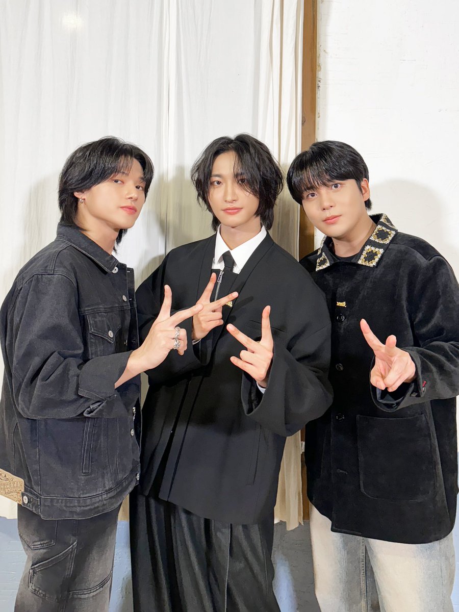 ATEEZofficial's tweet photo. [📷] 감별사 Behind Photo

#성화 #우영 #종호 의 애장품 소개와 생생한 무대 비하인드!
그리고 오리백숙 먹방과 함께하는 웃음 가득 토크까지😆
추운 날씨를 따뜻하게 데워준 #감별사 💞

#ATEEZ #에이티즈 https://t.co/6RKs9liUwg