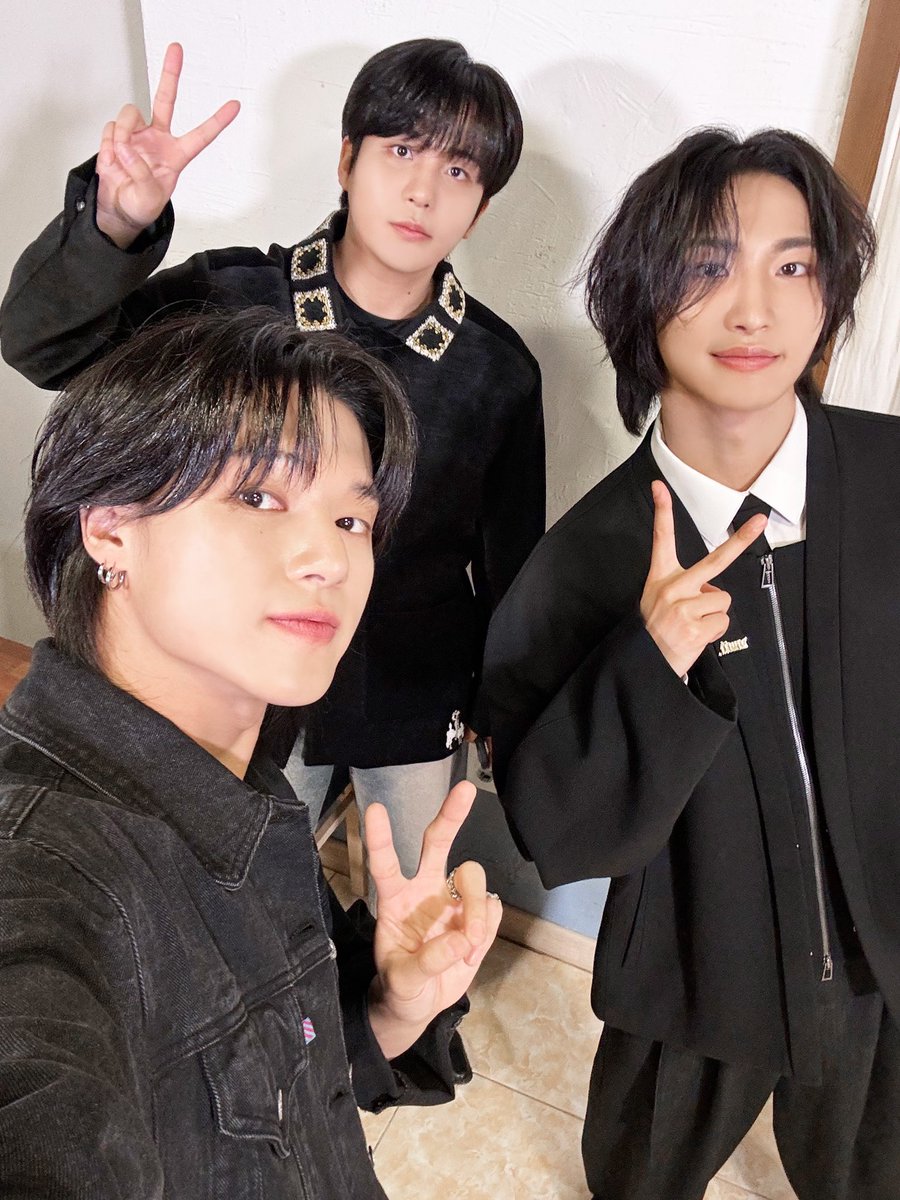 [📷] 감별사 Behind Photo

#성화 #우영 #종호 의 애장품 소개와 생생한 무대 비하인드!
그리고 오리백숙 먹방과 함께하는 웃음 가득 토크까지😆
추운 날씨를 따뜻하게 데워준 #감별사 💞

#ATEEZ #에이티즈