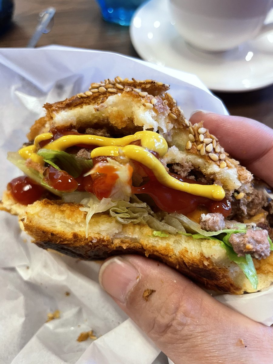 twiginza's tweet image. そしたらなんとぉーっ！やっぱりEIGHT8さんのハンバーガー🍔ちちち、超うみゃ〜！😆化調なしのこだわり素材はさすがです👍ベースの塩胡椒だけで最後までいけそうでしたが途中からマスタードやケチャップもちょい足し😊これは人形町の老舗ブラザーズさんより、うみゃ〜‼️かも☺️
#EIGHT8
#ハンバーガー