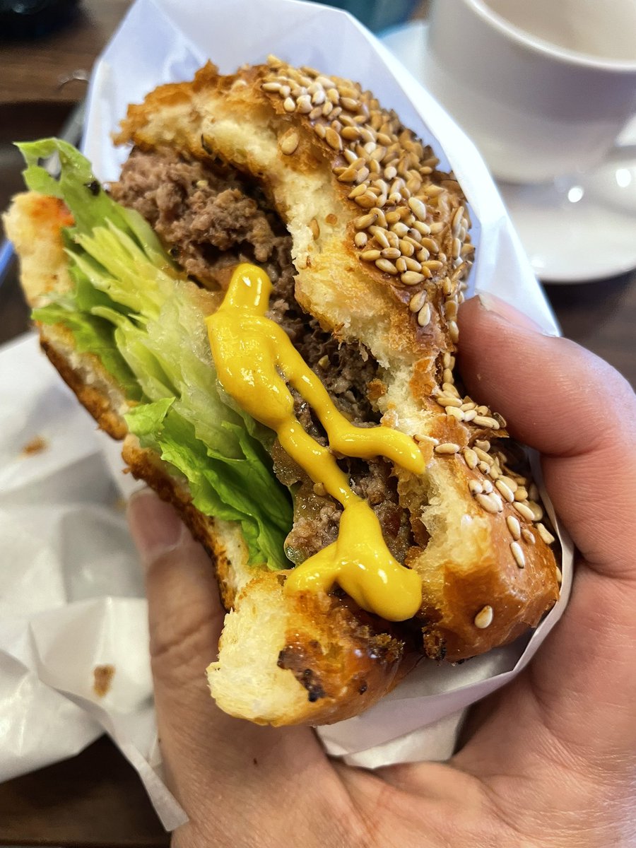 twiginza's tweet image. そしたらなんとぉーっ！やっぱりEIGHT8さんのハンバーガー🍔ちちち、超うみゃ〜！😆化調なしのこだわり素材はさすがです👍ベースの塩胡椒だけで最後までいけそうでしたが途中からマスタードやケチャップもちょい足し😊これは人形町の老舗ブラザーズさんより、うみゃ〜‼️かも☺️
#EIGHT8
#ハンバーガー