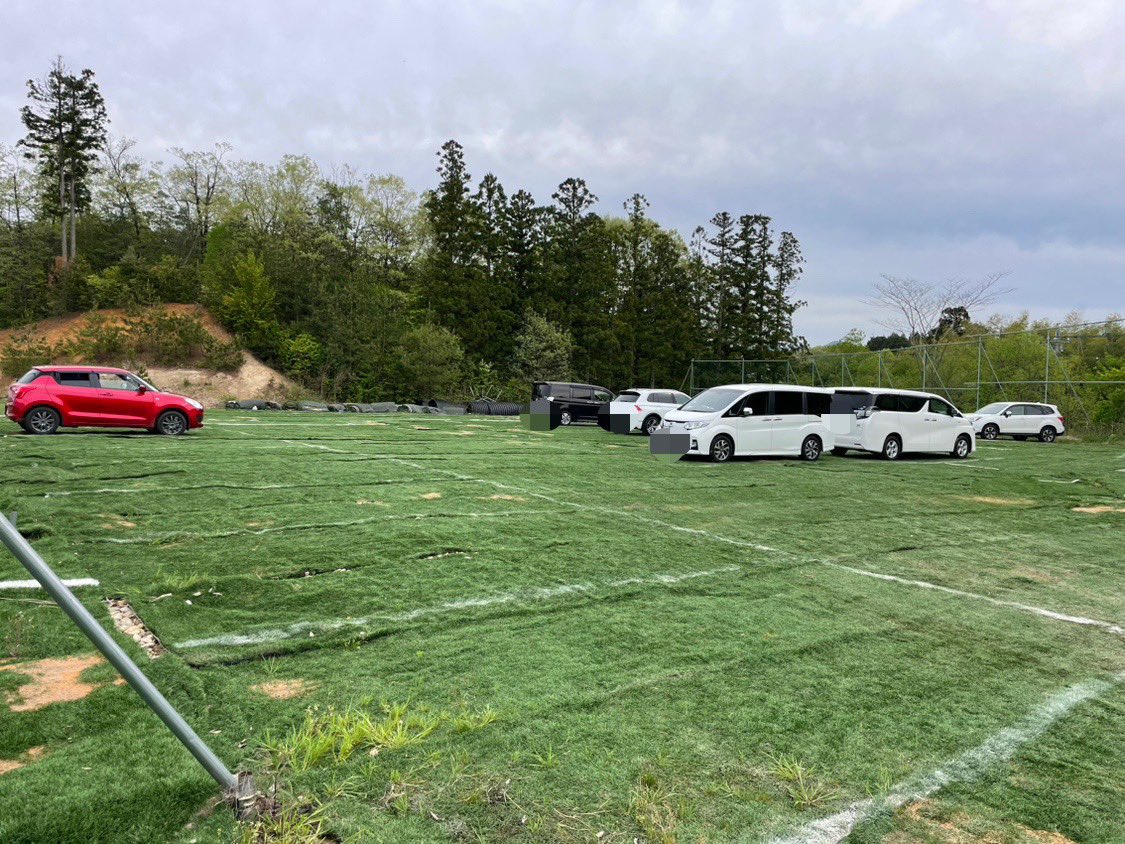 lilywolfFI's tweet photo. 【駐車場 案内】
粟津温泉ドリームパークの駐車場はグラウンド横の人工芝の場所に停めていただきます🚗

・入口を入ったら反時計回りに一方通行です！
・全場所バックでの駐車をお願いします！(ネットを背にする&amp;真ん中は背中合わせ)

#リリーウルフF石川 https://t.co/sJAPnQGwCh
