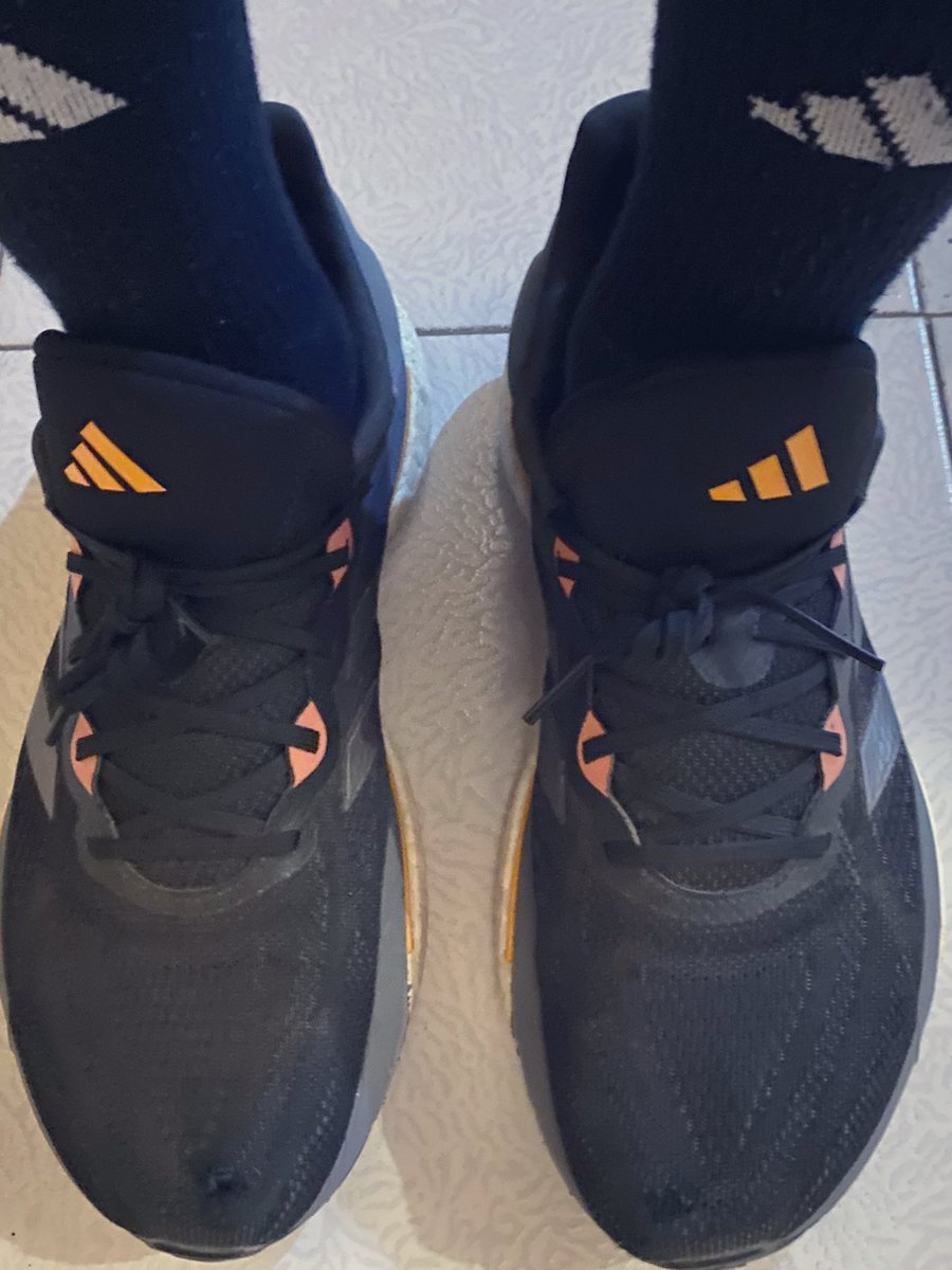 luissgo12's tweet image. A finales de julio decidí optar por los #SolarGlide de @adidasMX y sinceramente no me arrepiento, unos monstruos para andar corriendo por la Ciudad.

Me salvaron de tantas lesiones, gracias a su amortiguación, y le hemos dado duro por casi 4 meses, ya tienen 700 km y están a días