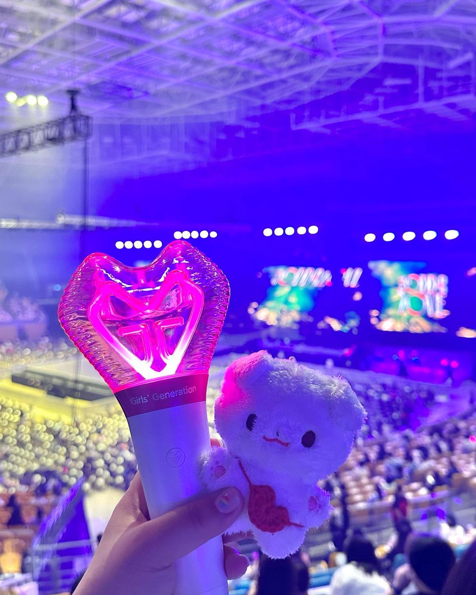 theemosite's tweet photo. Me vine con mi lindo novio Jinnie al #𝚜aö𝐫𝕚就ཋྀུ⃨·𝕔once𝐫𝕥 y dejé a mi esposito 𝐘annie porque el estaba enfermitp ¿oki? igual Dōjin y yo le vamos a llevarme mucho merch de este lindo #𝔒dd噢·𝐥o𝑣ǝ·𝑂𝟙.

𝐊a𝕥𝐬ūk𝕚 𝐬𝕙o͞nən ♡爆 ֹ ◌ #𝐥ū𝕔i𝑓ə𝕣. https://t.co/Z3YKYnxHEi