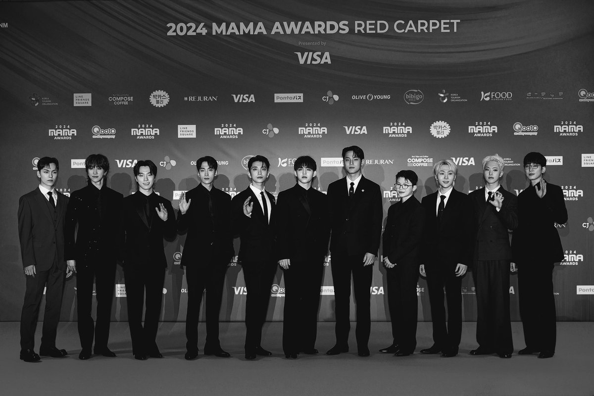 Seventeen  right  here!  We  have  arrived  at  the  MAMA  red  carpet  and  we  are  more  than  ready  to  rock  the  dome  together  with  Carats,  🎸  are  you  ready,  Carats?  There’s  only  one  answer.