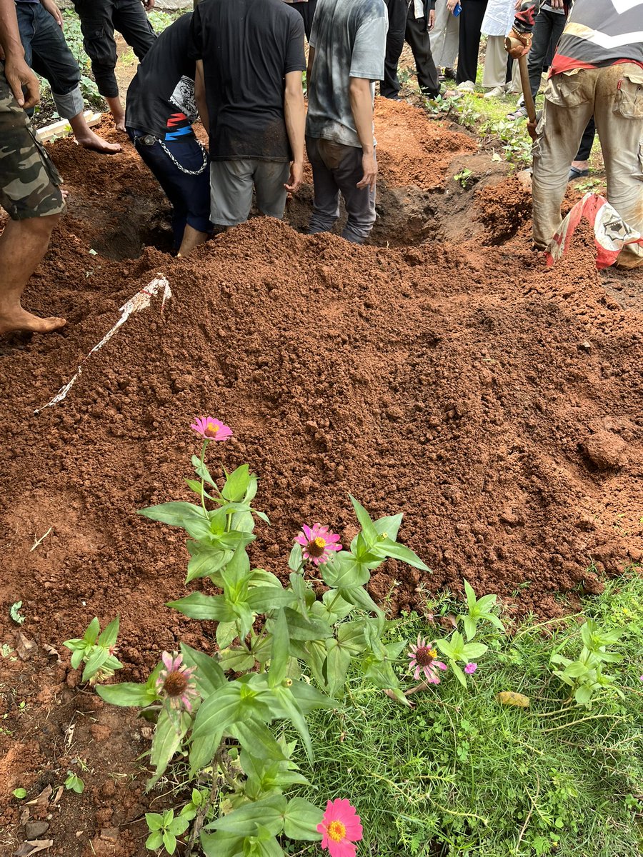 Di anteur ku abi A nepi ka dieu nyak A..
Nuhun A.. Aa panutan abi..lanceuk abi nu bageur nu sholeh

Pileuleuyan Aa..
😞😞

Innalillahi wa inna ilaihi rajiun
