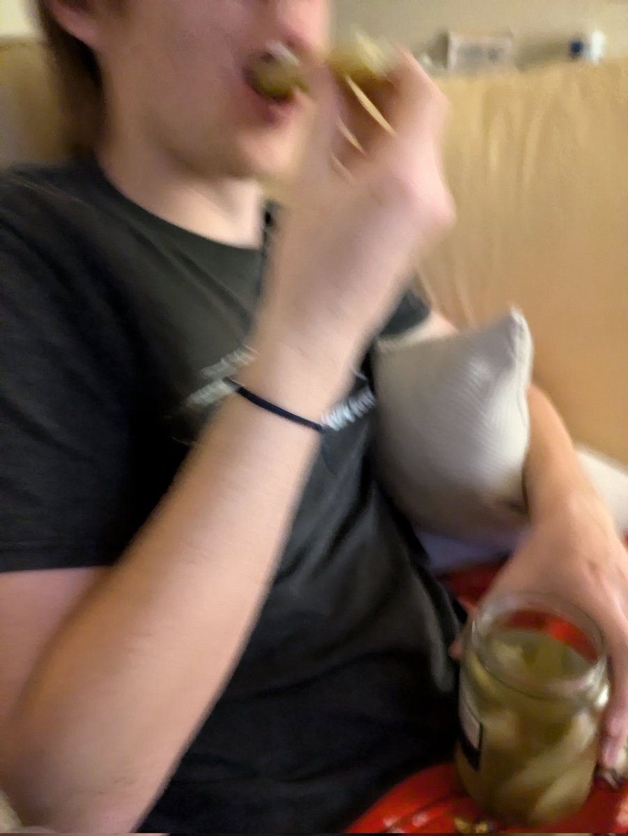 blu3balled's tweet photo. Eating pickle out da jar and watching body analysis of the rizzler https://t.co/ZRNVTNcpsS