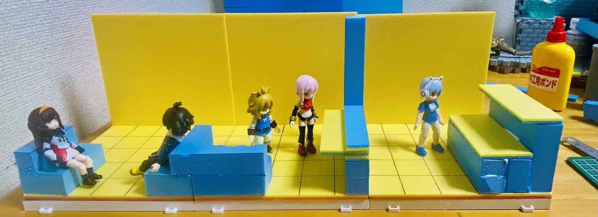 ANTHROPOS2024's tweet photo. #ガシャポンクエスト
#アクアシューターズ

リンクトラベラーズで使うメインキャラの拠点であるアメリカンダイナー風レストランのジオラマ進捗

百均で売ってる15cm×15cmのパネルをベースに作ってます

とりあえずテーブル席、カウンター席、キッチンを作成中 https://t.co/yzOIsmSk1H