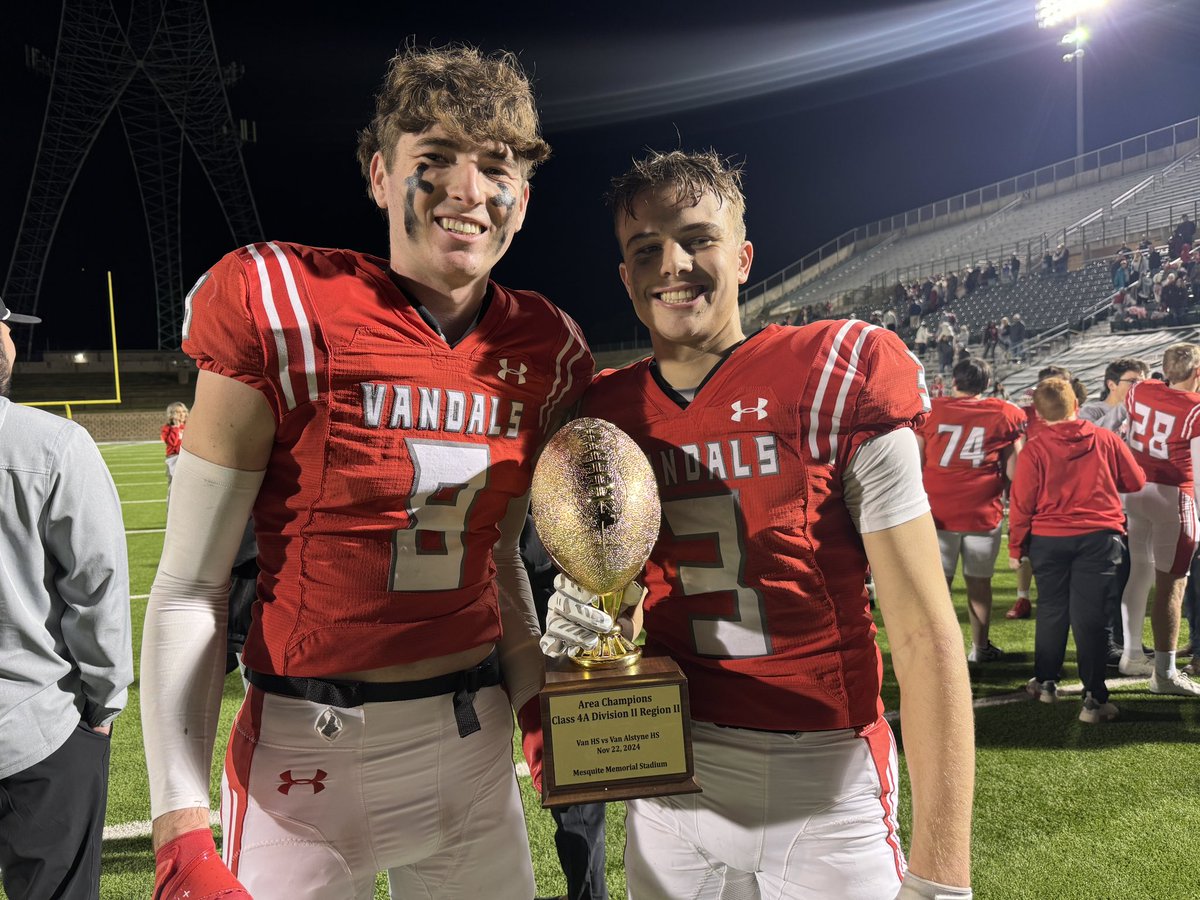 For Van tonight, Caden Rowe made eight grabs for 173 yards and a touchdown, and Easton Hinch had seven catches for 160 yards and three first-half touchdowns.