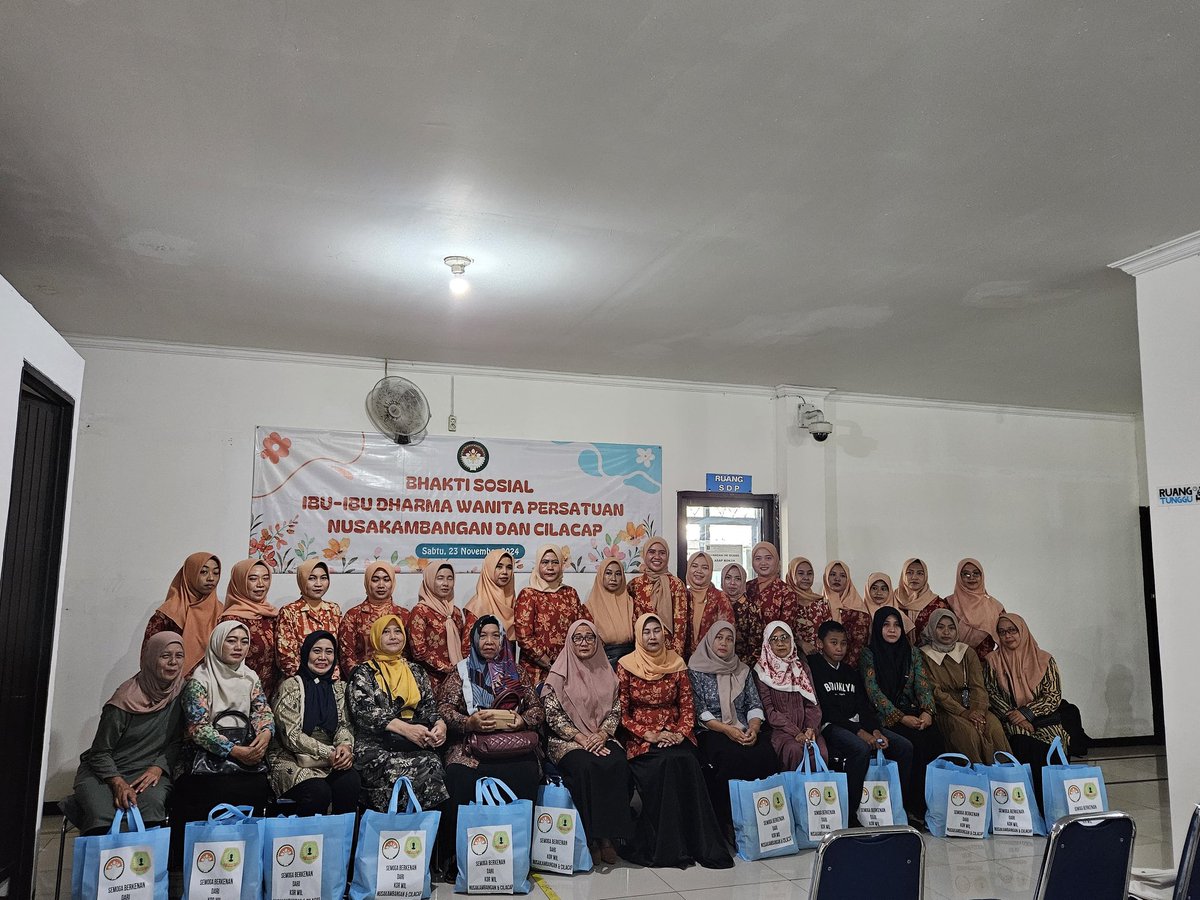 LapasNk's tweet photo. Bhakti Sosial Ibu - Ibu Dharma Wanita Persatuan  Nusakambangan-Cilacap Kepada Keluarga Purnabakti, Lapas Pasir Putih Dukung Program Akselerasi Kemenimipas
#kemenimipas https://t.co/b4sDVWQwQK
