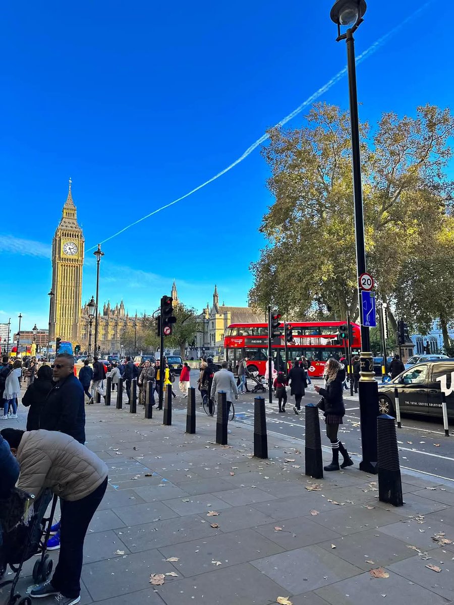 Autumn 🍂 season in London England 🇬🇧 

Happy Saturday Afternoon