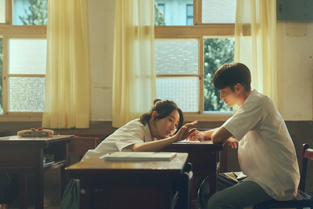 솔직히 하이틴 로맨스면 원래도 좋아하는데
배우들 미모며 색감이며 여름날의 레몬그라스가 너무 압도적이야..