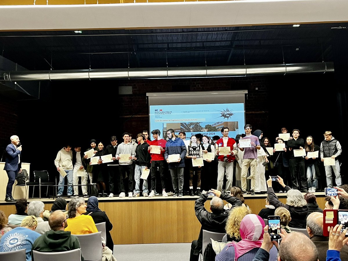 Déodat (@lyceedeodat) on Twitter photo Cérémonie républicaine de remise des diplômes du Baccalauréat ce vendredi 22 novembre . Beau moment de partage avec les lauréats, les familles et les personnels. <a href="/actoulouse/">Académie de Toulouse</a> <a href="/FAURIEHERBERT/">A.FAURIE-HERBERT</a> Cérémonie républicaine de remise des diplômes du Baccalauréat ce vendredi 22 novembre . Beau moment de partage avec les lauréats, les familles et les personnels. <a href="/actoulouse/">Académie de Toulouse</a> <a href="/FAURIEHERBERT/">A.FAURIE-HERBERT</a>