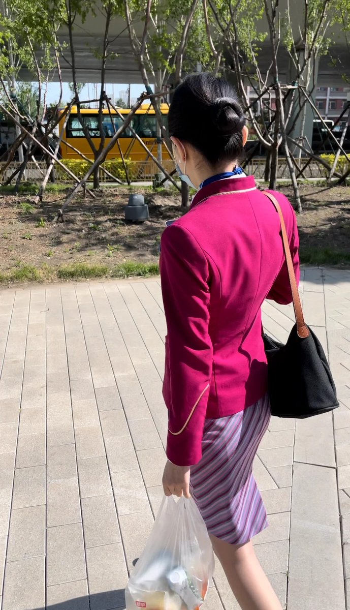 空乘的下班日常～

其实远远没大家想的光鲜亮丽啦，去便利店囤了点货… 

初来乍到，规矩我都懂，简单的露一下屁股吧，感谢大家关注…想不想拍一下～ https://t.co/fJBc6nkmiA