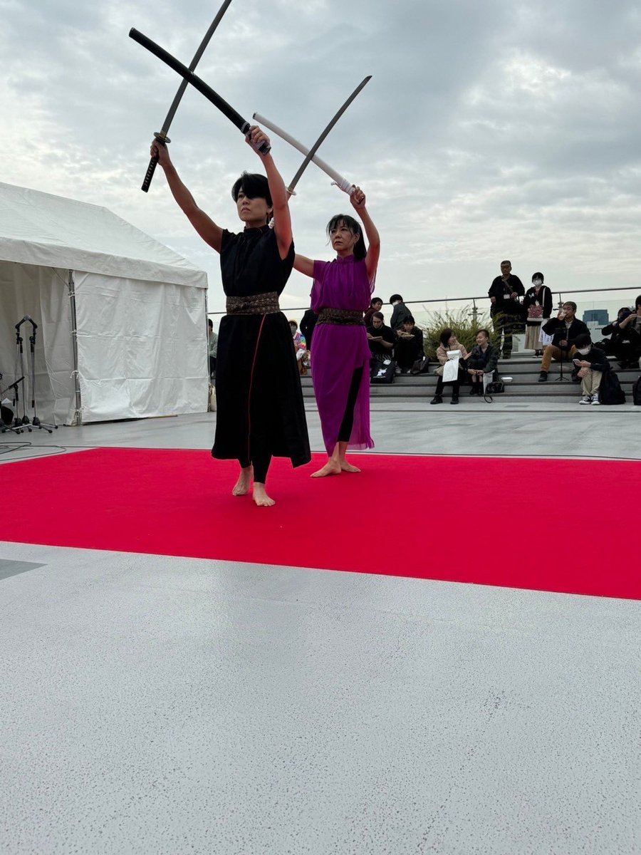 ArtBosy's tweet photo. 今年も秋の恒例デザフェスに出演しました！晴天とまではいかないけれど雨も降らず大空の下演武ができましたー！ 
#古武道body art&amp;performance炎
#デザフェスパフォーマンスエリア #デザフェス60リポスト @designfesta https://t.co/k4e66Dhox9