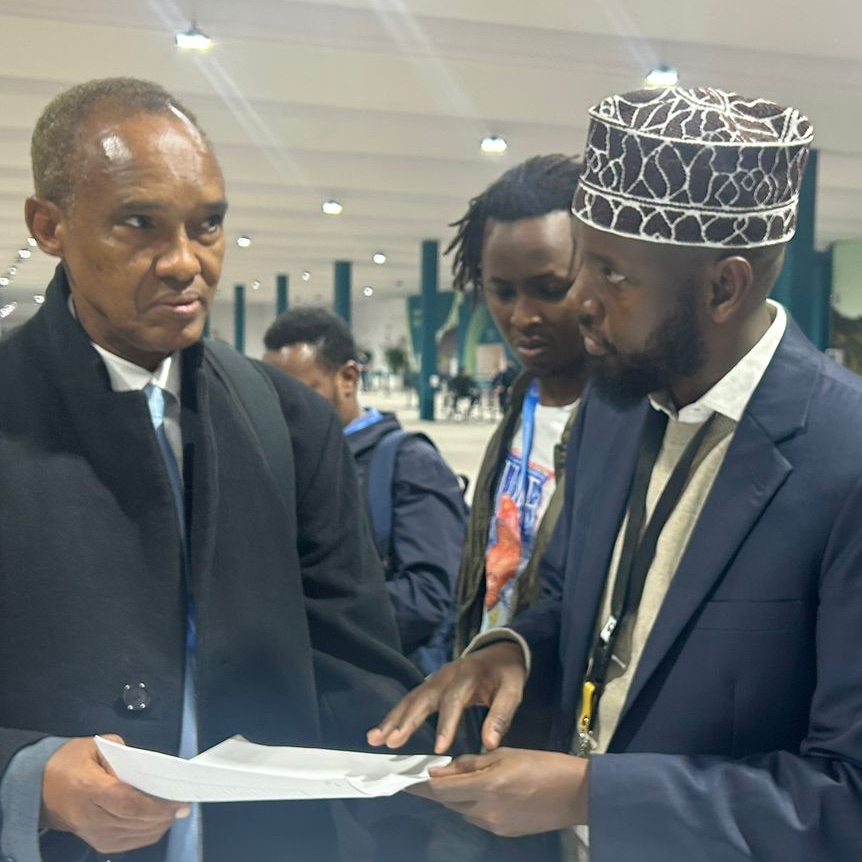 On behalf of hundreds of civil society organisations at #COP29, @MohAdow  hands over letter to Ali Mohamed <a href="/AGNChairUNFCCC/">AGN Chair</a>, of African Negotiators Group, saying we support them in rejecting latest climate finance text.

No deal is better than a bad deal.
#PayUp #ClimateFinance