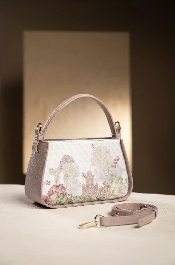Yang ini cantik banget tolongggg...dapet 2 look daalam 1 tas😍💐

Series Sounds of Garden Handbag
📎 s.shopee.co.id/40PXJnsbmC