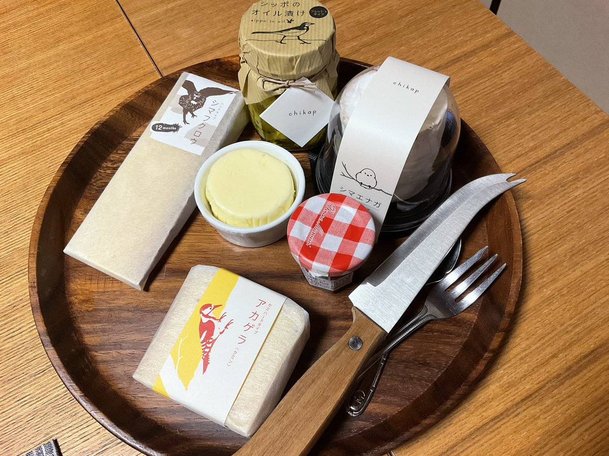 terima25961180's tweet photo. ママ友と恒例の飲み会。アルミホイルはローストビーフです。
チーズは釧路のchikap。今年はワインも北海道のものにしました。
＃chikap https://t.co/vTlHJXGtrf