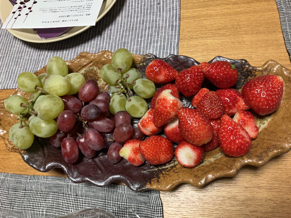 terima25961180's tweet photo. ママ友と恒例の飲み会。アルミホイルはローストビーフです。
チーズは釧路のchikap。今年はワインも北海道のものにしました。
＃chikap https://t.co/vTlHJXGtrf