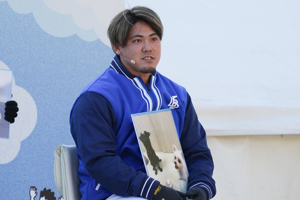 ステージ待機中のむぎちゃんと選手たち🐶💓 #三嶋一輝 選手 #中川虎大