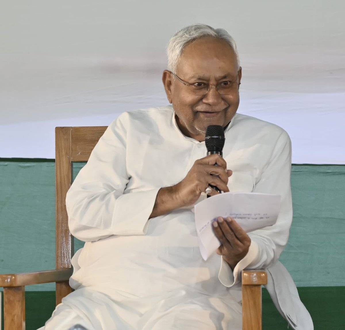 बिहार में एक ही व्यक्ति सिर्फ राज करेगा। बिहार के लोगों को नीतीश के अलावा कुछ भी पसंद नहीं है।

बिहार का मतलब ही नीतीश कुमार समझा जाए।