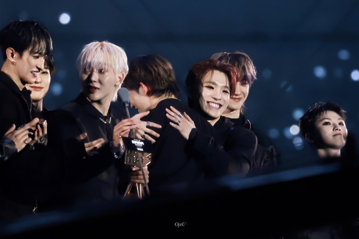 svteenwrld's tweet photo. this photo. the youngest one taking care of the oldest one. https://t.co/PVdGyeBuED